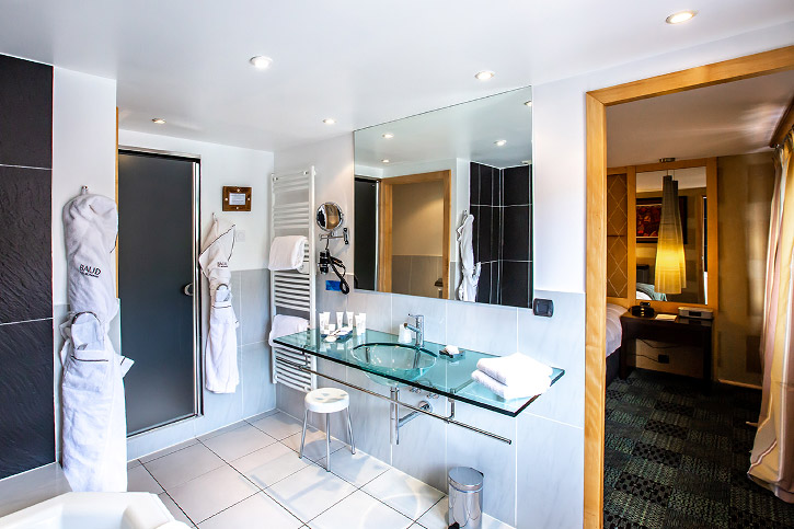 salle de bains suite Balnéo baignoire spa Hôtel Baud Bonne 74